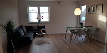 Monteurwohnung - Art der Unterkunft: Gästezimmer - Wadersloh - Wohnraum mit Couch und Esstisch - netroom`S